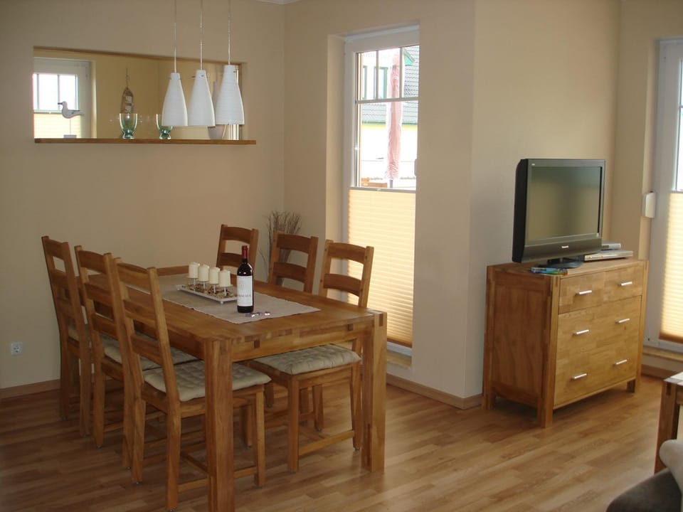 Photo of the whole room, Dining area