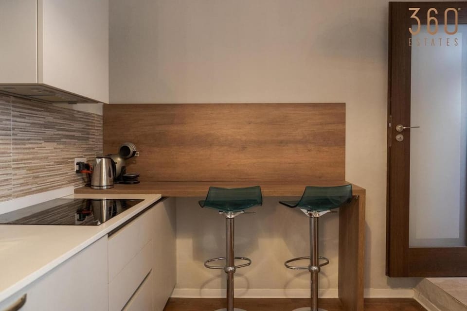 Kitchen or kitchenette, minibar