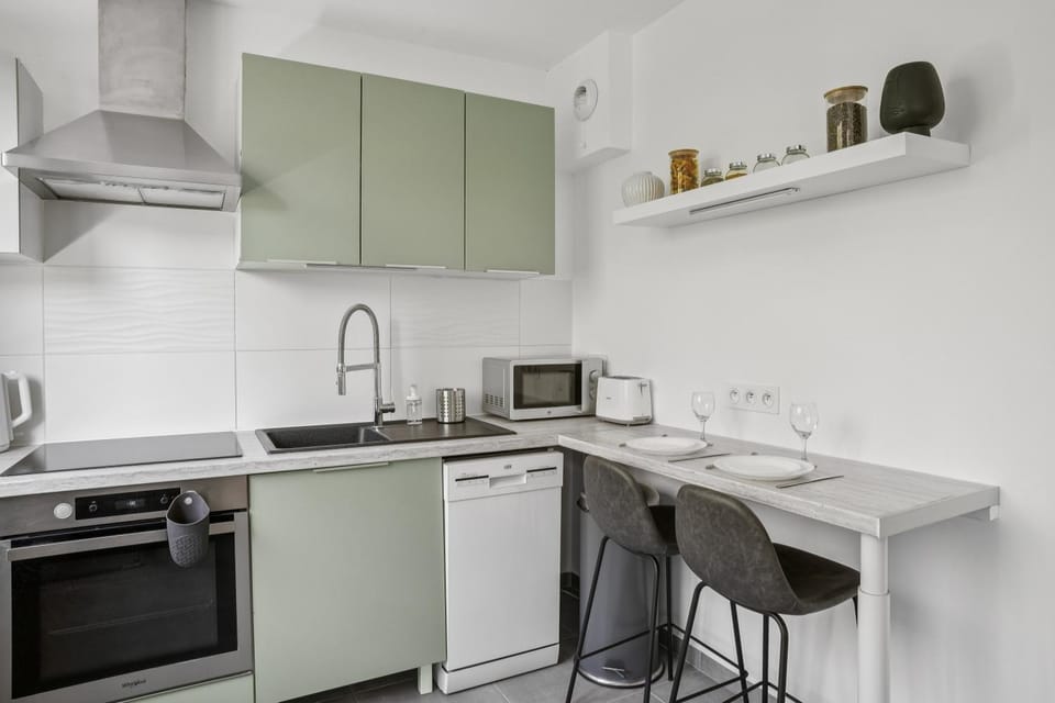 Kitchen or kitchenette, Dining area, dishwasher, oven, stove, toaster