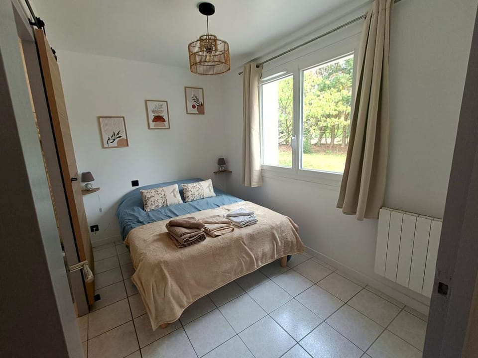Bed, Photo of the whole room, Bedroom, towels