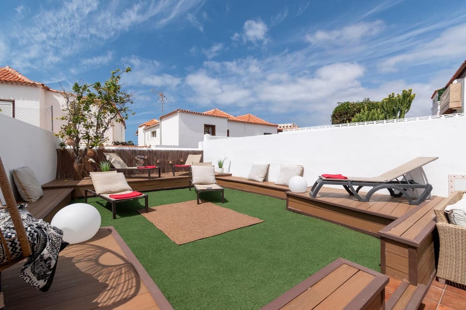 Lovely 6 Bedroom Villa Communal Heated Pool Villa in Playa de las Americas