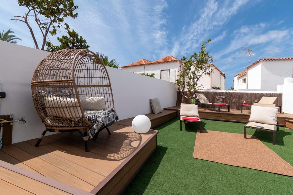 Lovely 6 Bedroom Villa Communal Heated Pool Villa in Playa de las Americas