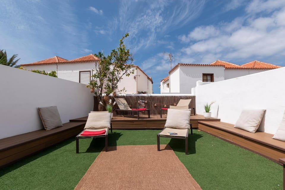 Lovely 6 Bedroom Villa Communal Heated Pool Villa in Playa de las Americas
