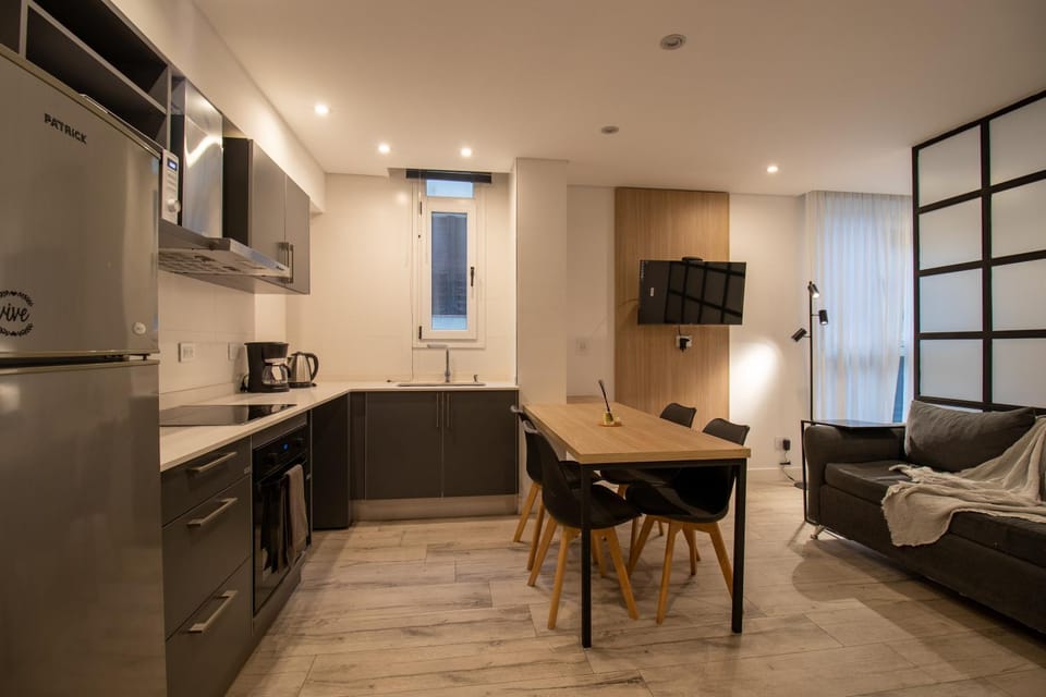 TV and multimedia, Kitchen or kitchenette, Dining area, oven, stove, toaster