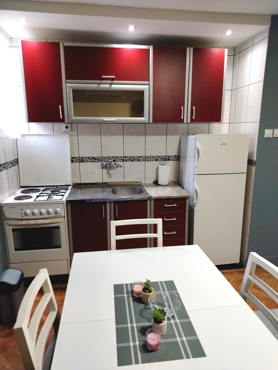 Kitchen or kitchenette, Dining area, oven