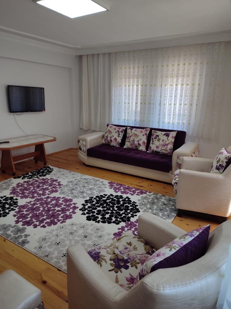 Living room, Photo of the whole room