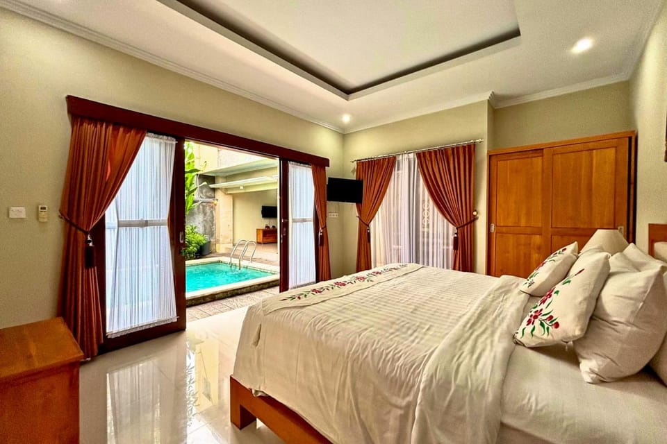 Bed, Photo of the whole room, Bedroom, Pool view, Swimming pool, towels