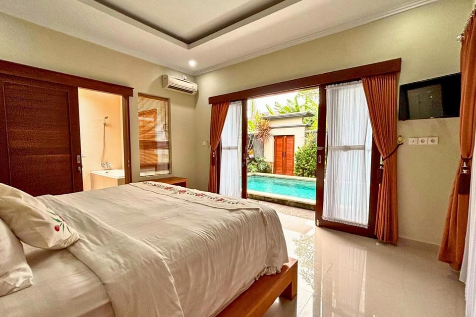 Bed, TV and multimedia, Photo of the whole room, Bedroom, Pool view, Swimming pool, towels