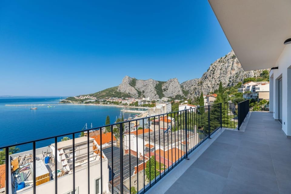 View (from property/room), Balcony/Terrace, Mountain view, Sea view