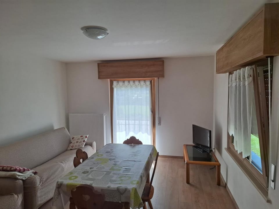 Communal lounge/ TV room, TV and multimedia, Living room, Seating area, Dining area, Evening entertainment