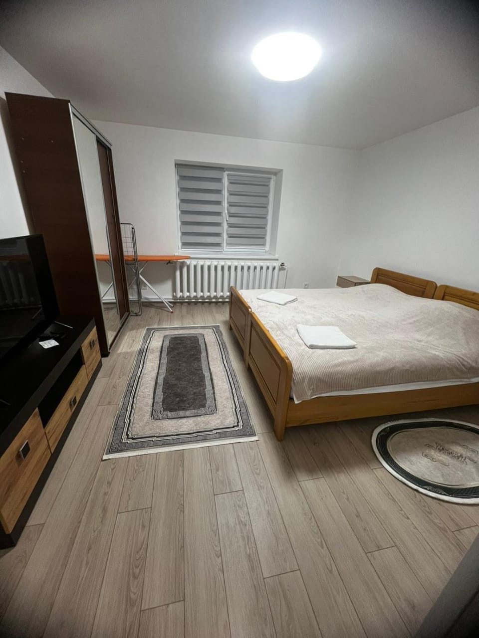 Bed, TV and multimedia, wardrobe
