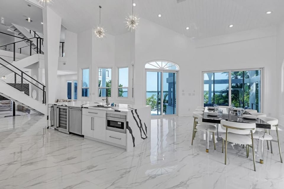 Kitchen or kitchenette, Seating area, Dining area
