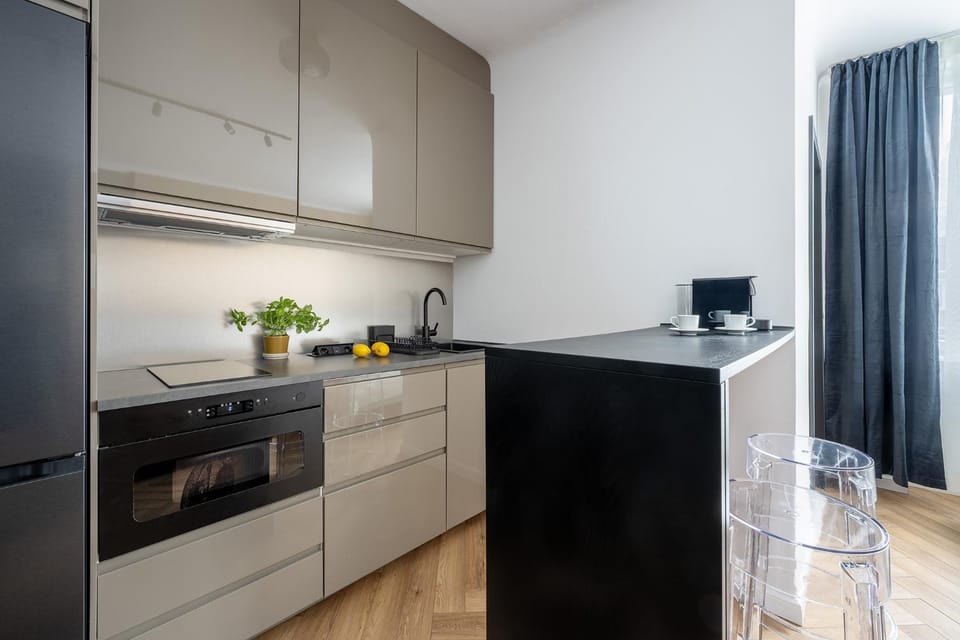 Coffee/tea facilities, Kitchen or kitchenette, oven, stove, toaster