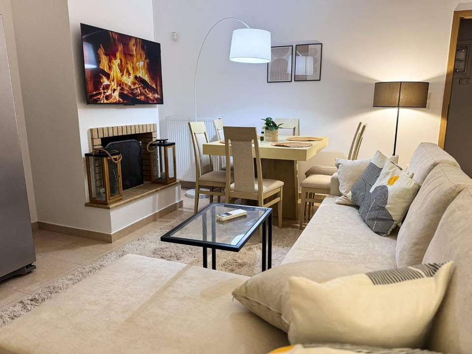 TV and multimedia, Living room, Seating area, Dining area