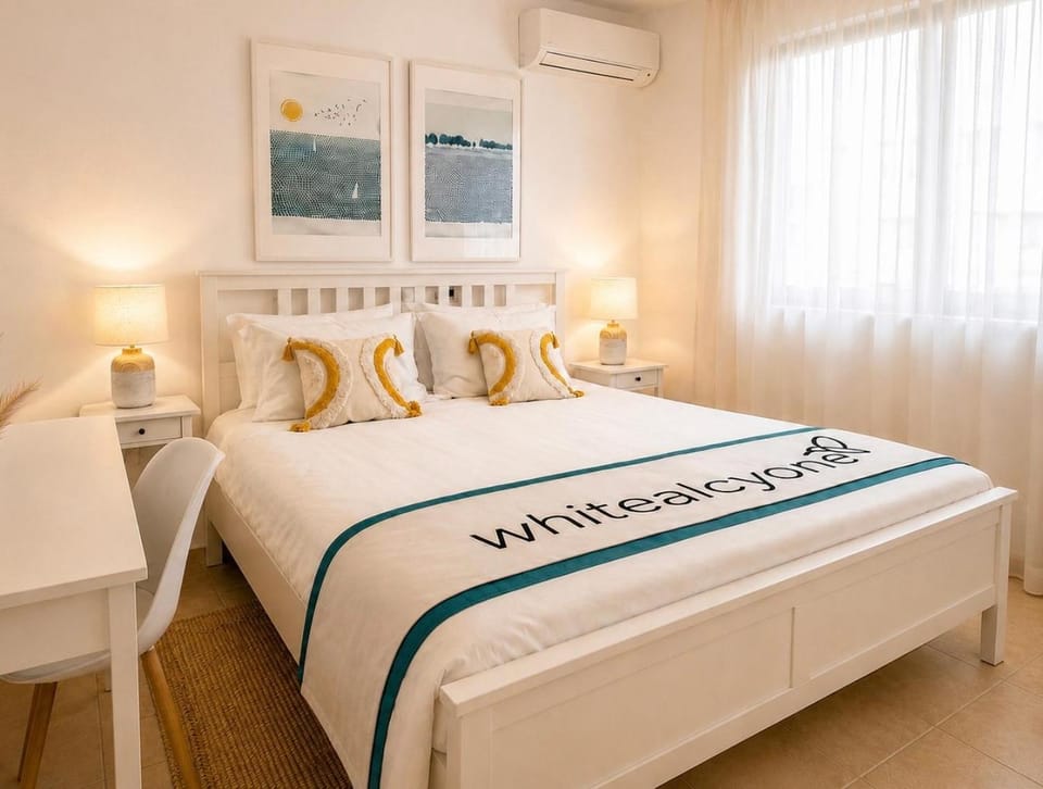 Bed, Photo of the whole room, Bedroom, air conditioner