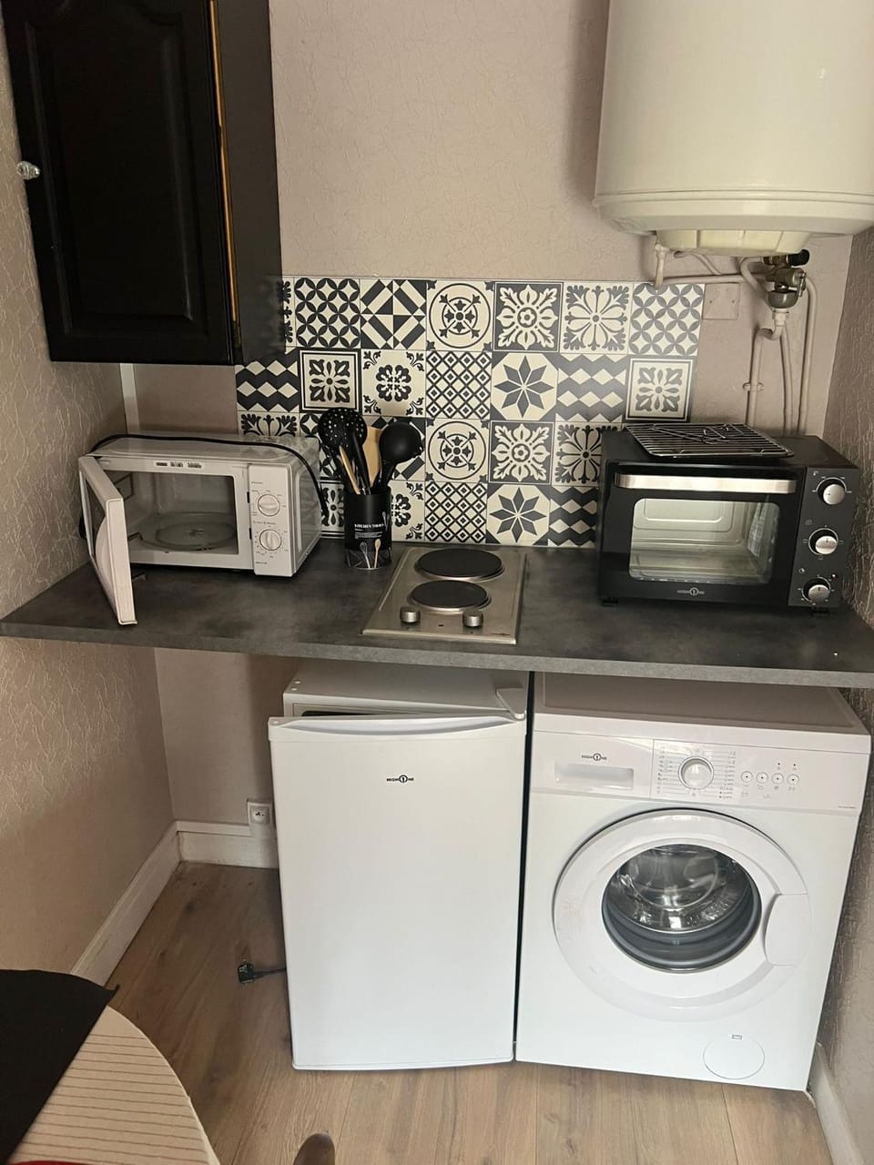 Kitchen or kitchenette, oven, stove, toaster, washing machine