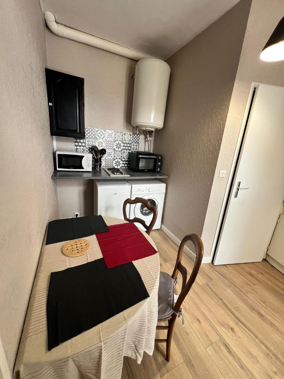 Kitchen or kitchenette, Dining area, stove