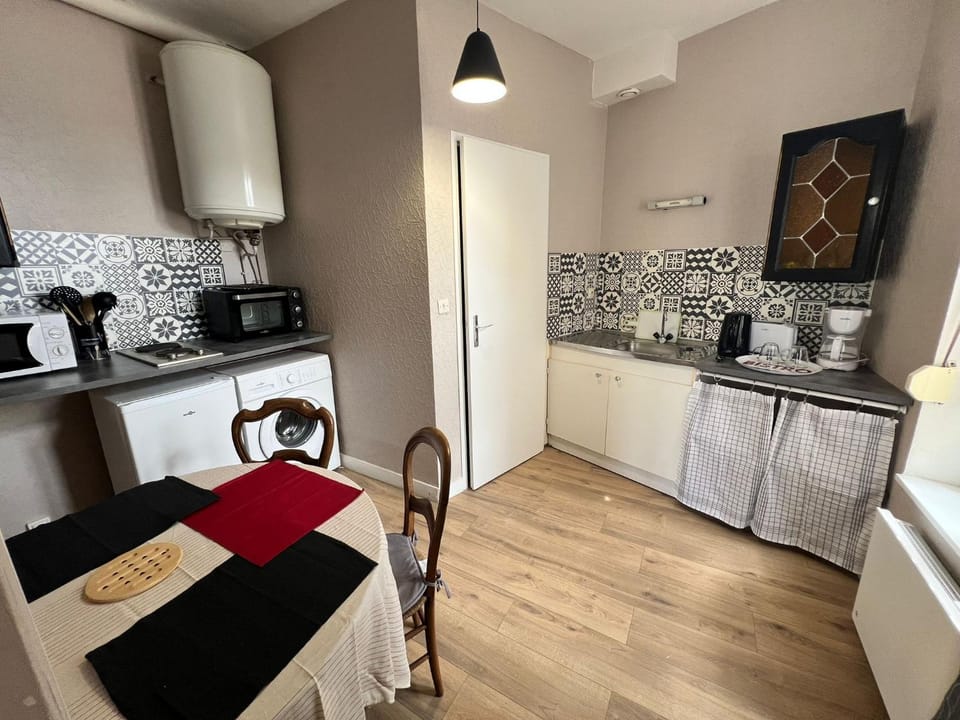 Coffee/tea facilities, Kitchen or kitchenette, Dining area, oven, stove, toaster