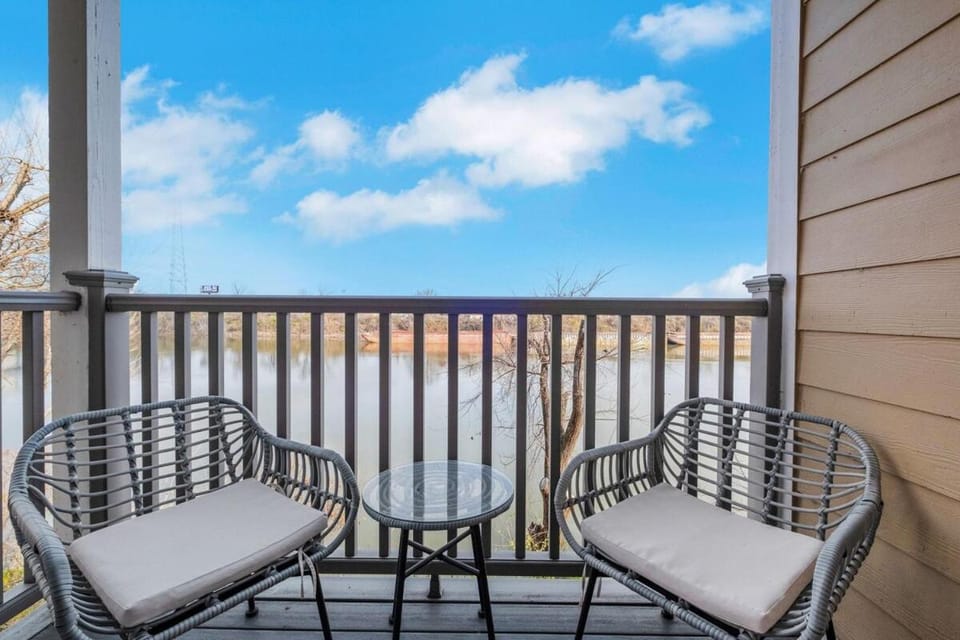 Downtown Nashville River Views Pool Parking Apartment in East Nashville