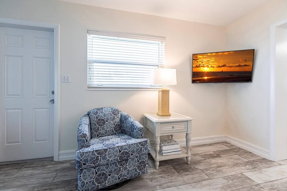 Beachside Escape with Grill, Dining & Views - Perfect for Two! - Aloha Kai #24N House in Siesta Beach
