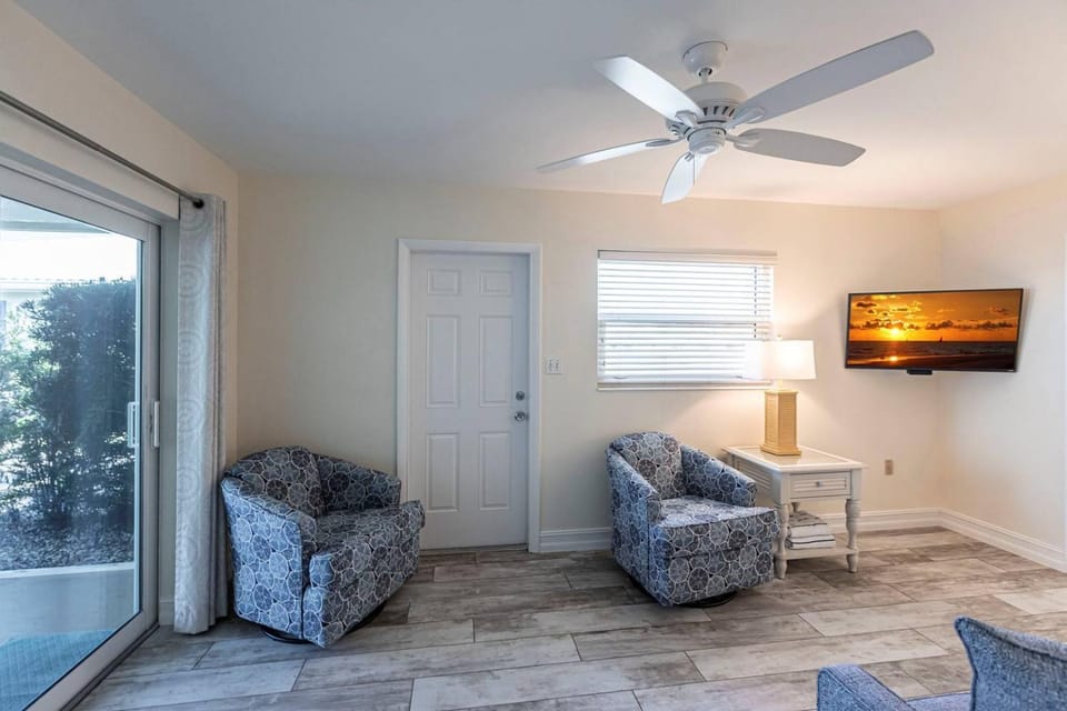Beachside Escape with Grill, Dining & Views - Perfect for Two! - Aloha Kai #24N House in Siesta Beach