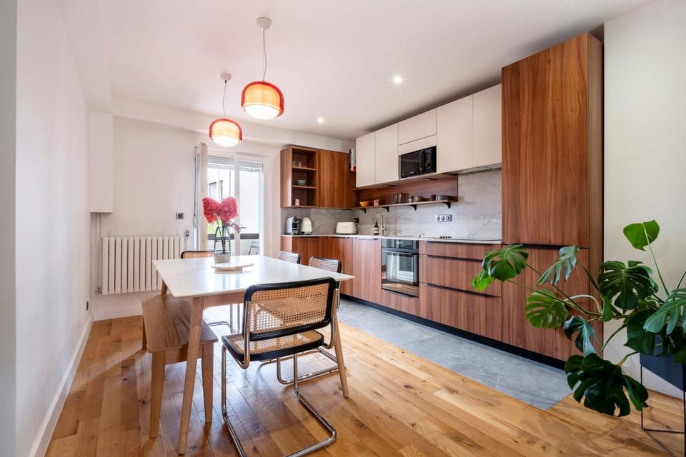 Kitchen or kitchenette, Seating area, oven, stove