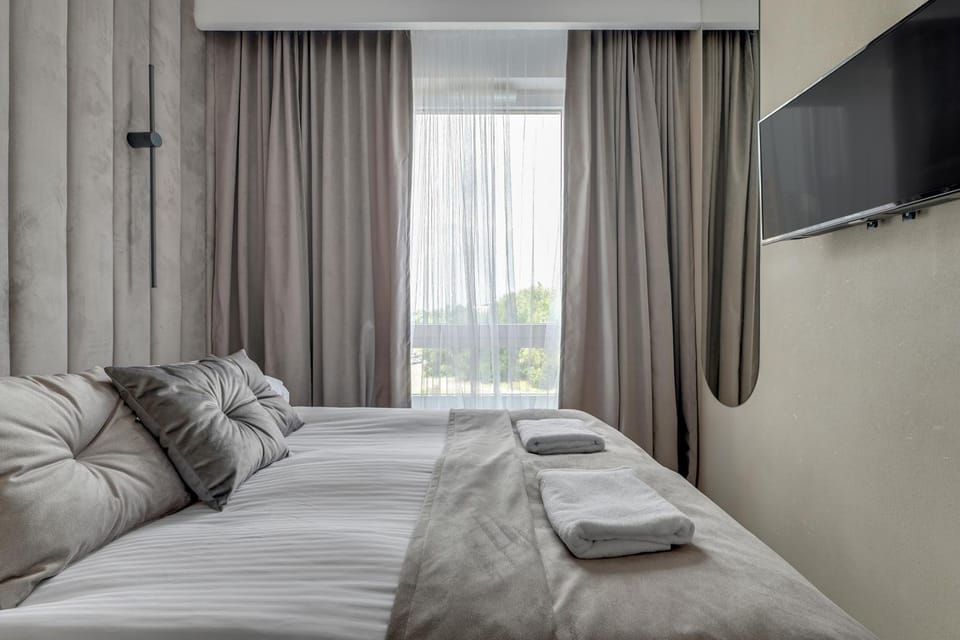 Bed, TV and multimedia, Photo of the whole room, Bedroom, towels