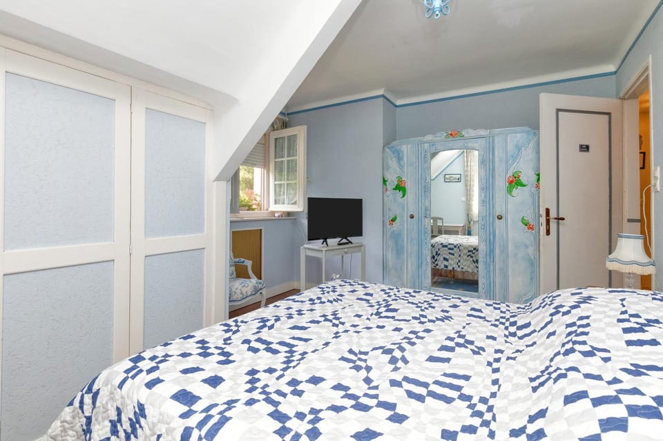 Property building, Living room, Bedroom