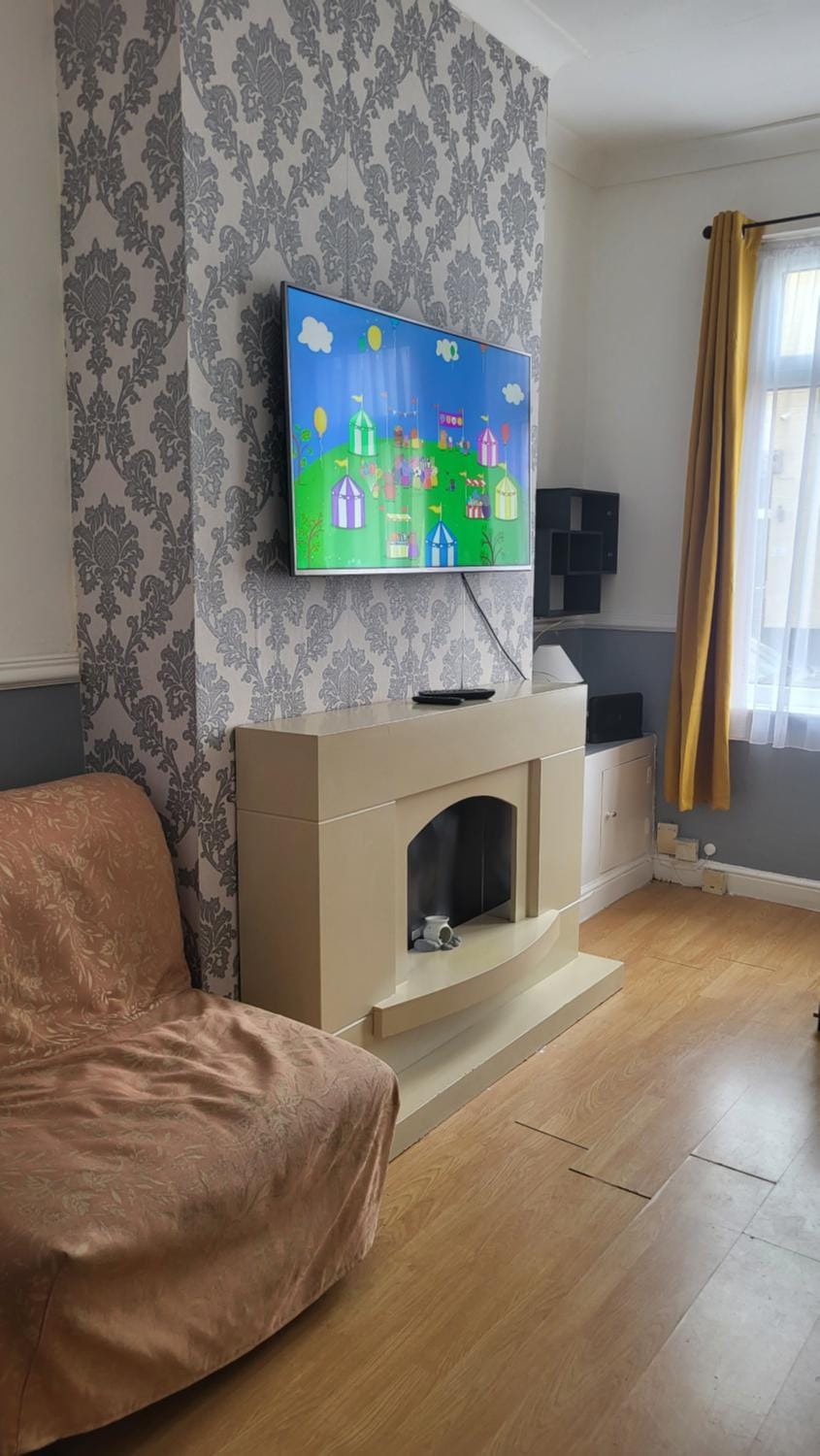 Communal lounge/ TV room, TV and multimedia, Living room, Seating area, Evening entertainment