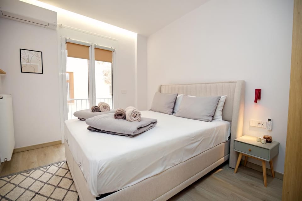 Photo of the whole room, Bedroom