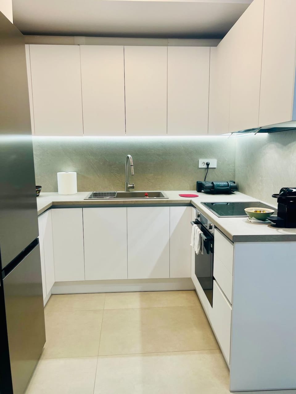 Kitchen or kitchenette, dishwasher, stove