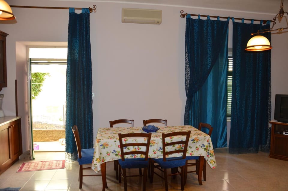 Dining area, Communal kitchen