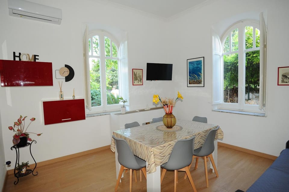 Communal lounge/ TV room, TV and multimedia, Living room, Dining area, Garden view, Street view, Lunch, internet, air conditioner