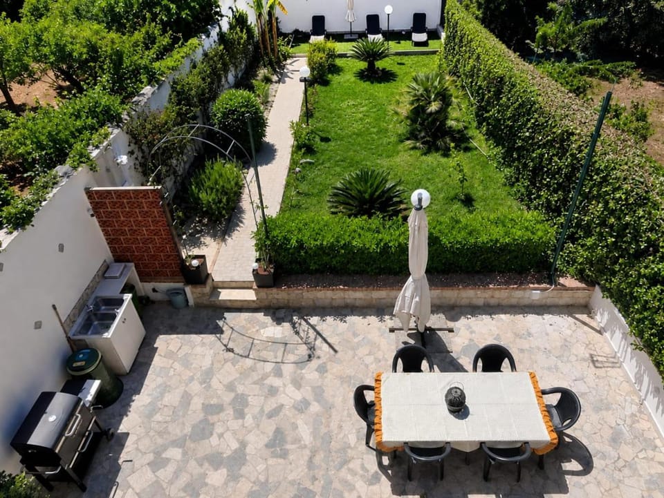 Patio, Spring, Day, Natural landscape, Bird's eye view, Garden, Solarium, Garden view, Breakfast, Lunch, Seasons, sunbed