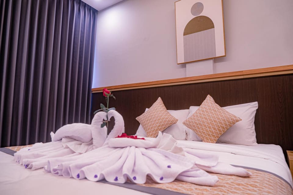 Bed, Bedroom, towels