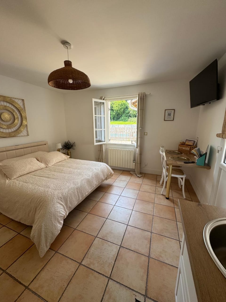 Bed, TV and multimedia, Photo of the whole room, Bedroom