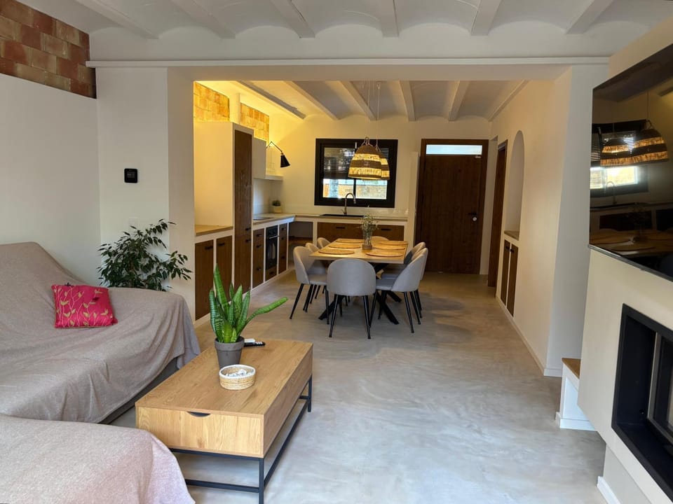 Kitchen or kitchenette, Living room, Dining area