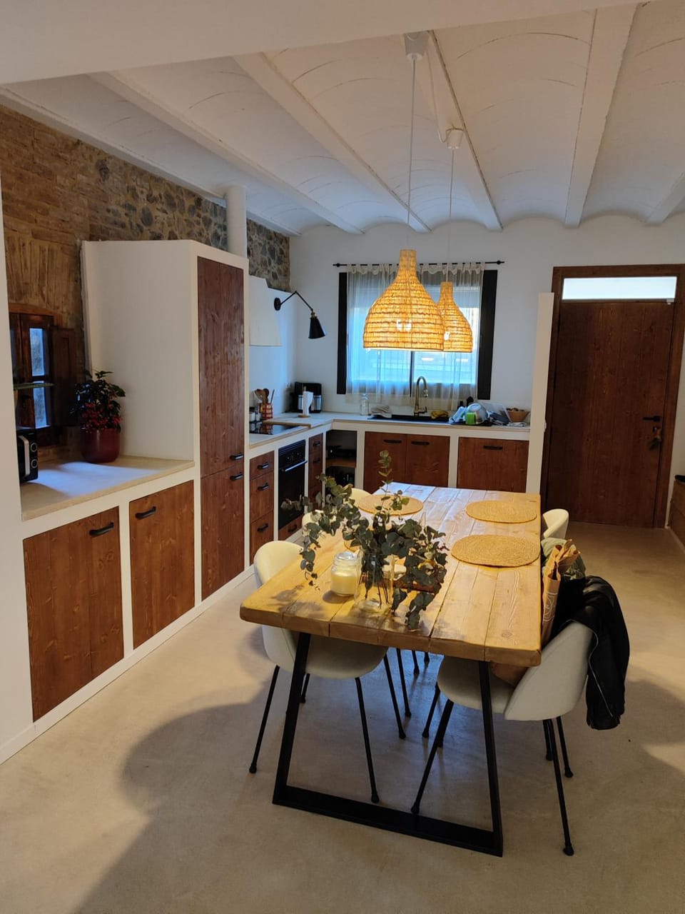 Kitchen or kitchenette, Dining area
