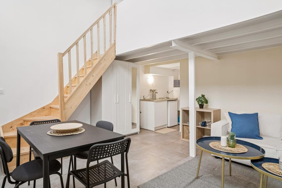 Kitchen or kitchenette, Living room, Seating area, Dining area