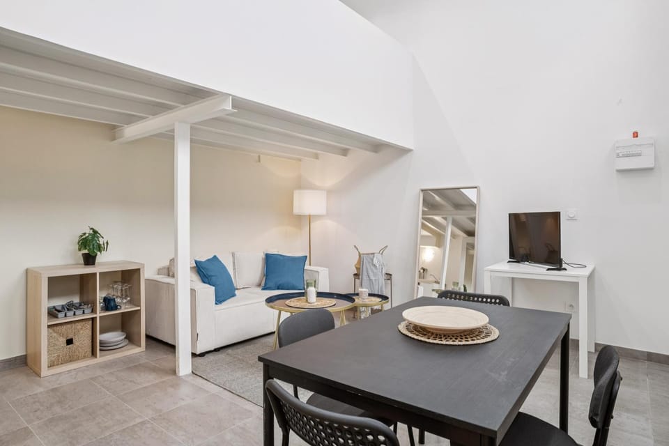 TV and multimedia, Living room, Seating area, Dining area