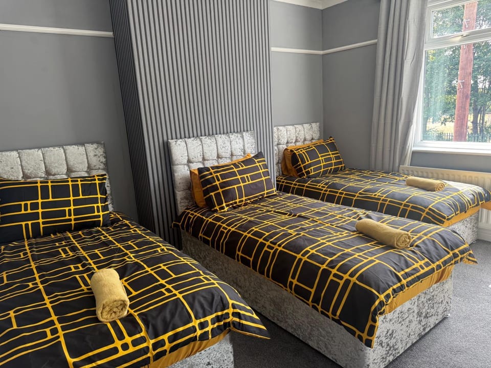 Bed, Bedroom, towels