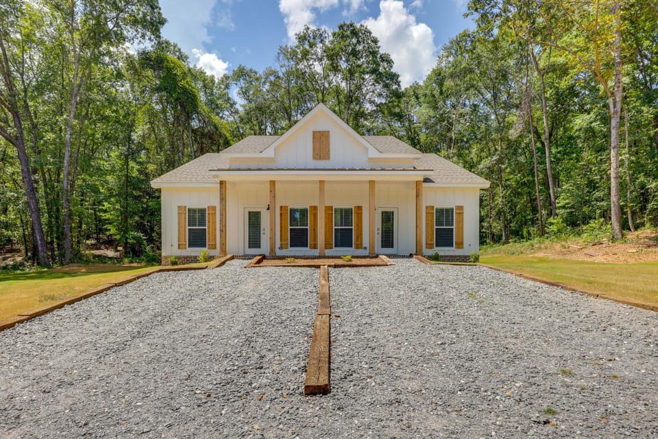 Close to Sports Complex: Modern Millbrook Duplex! Apartment in Millbrook