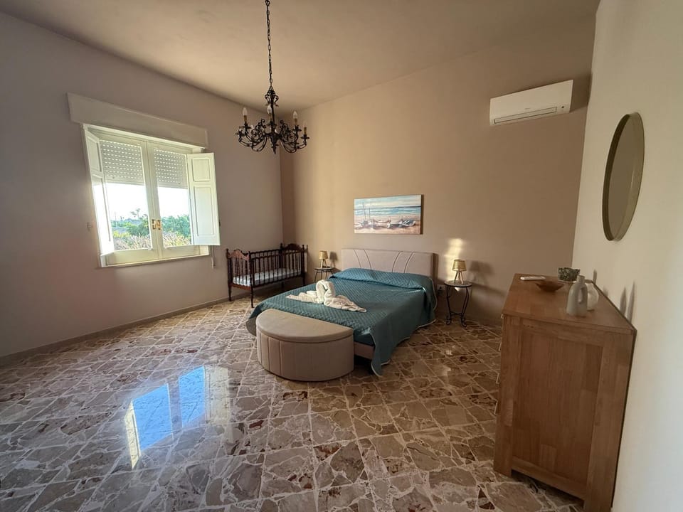 Bed, Photo of the whole room, Bedroom, air conditioner