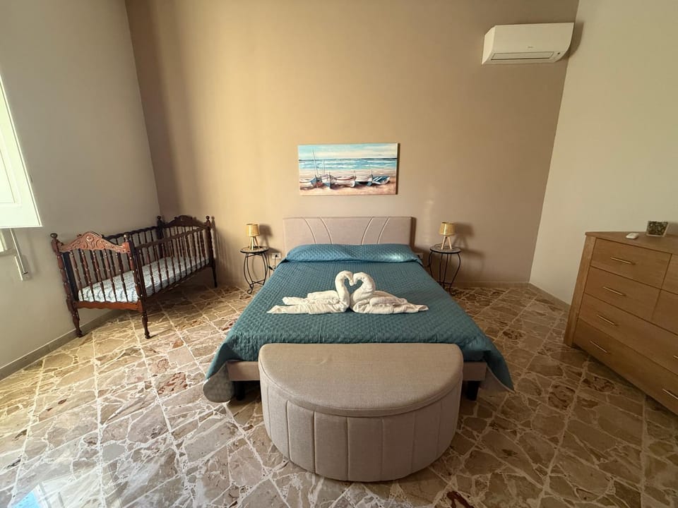 Photo of the whole room, Bedroom, towels