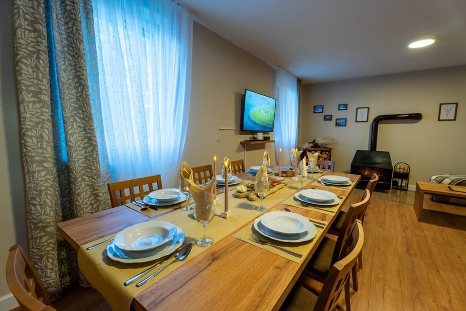 TV and multimedia, Living room, Seating area, Dining area