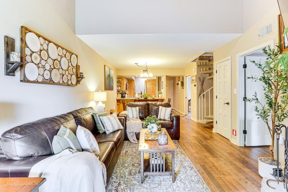 Ski, Hike & Explore: Mtn-View Haven in Gatlinburg! House in Gatlinburg