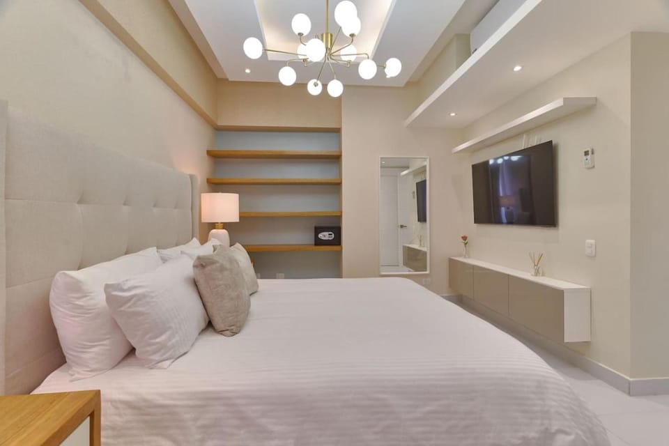 Bed, TV and multimedia, Photo of the whole room, Bedroom