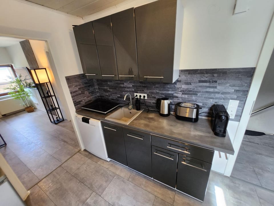 Coffee/tea facilities, Kitchen or kitchenette, dishwasher, stove, toaster