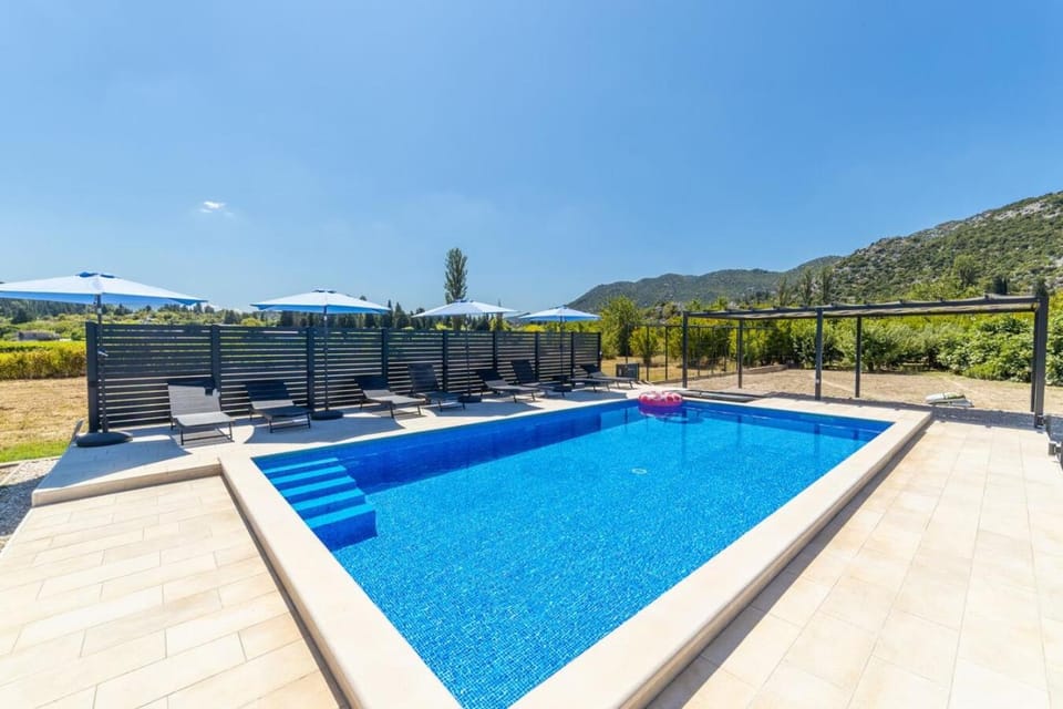 Day, Natural landscape, Mountain view, Pool view, Swimming pool, sunbed