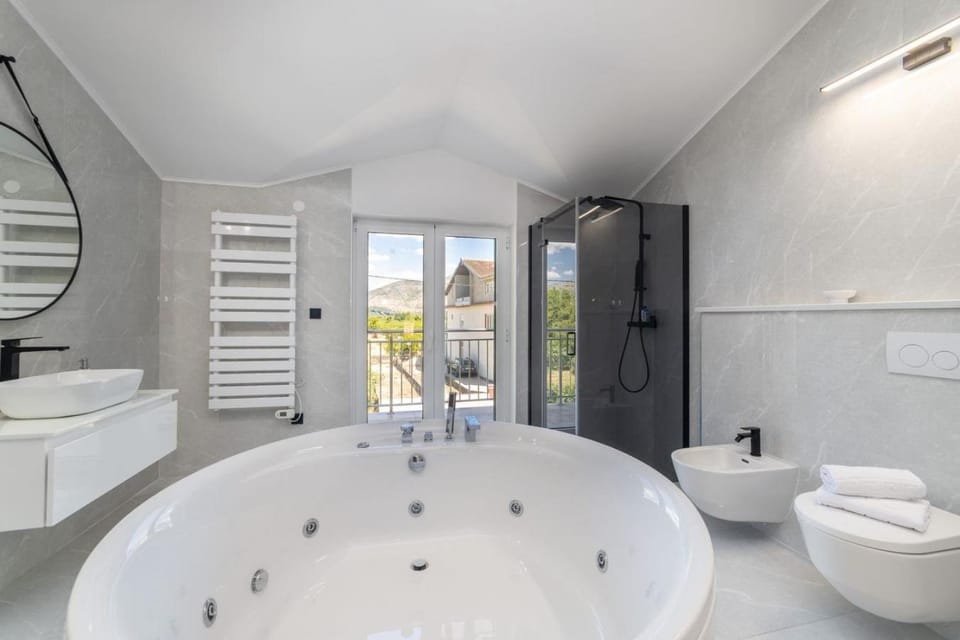 Shower, Toilet, Hot Tub, Bathroom, Bath, bidet